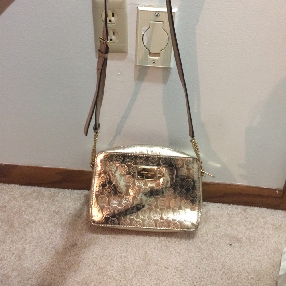 MK cross body. Color Gold