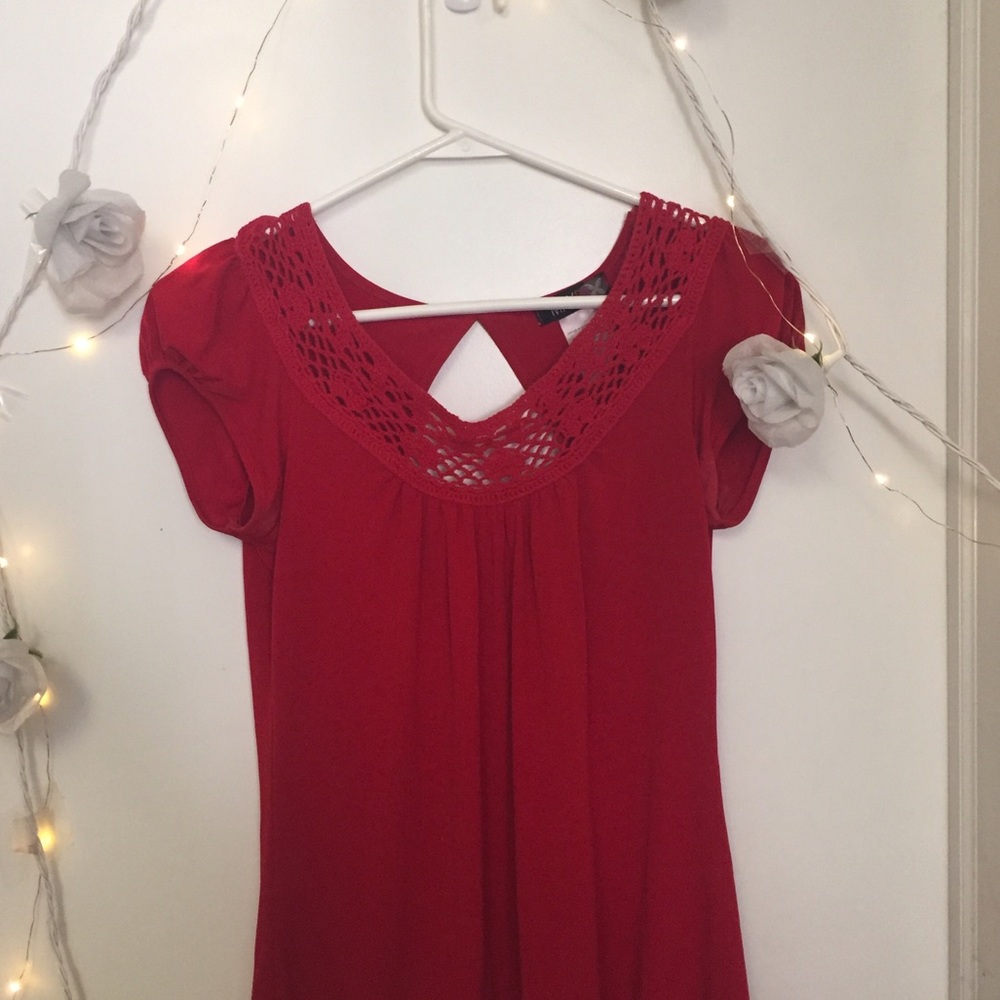 Red keyhole top