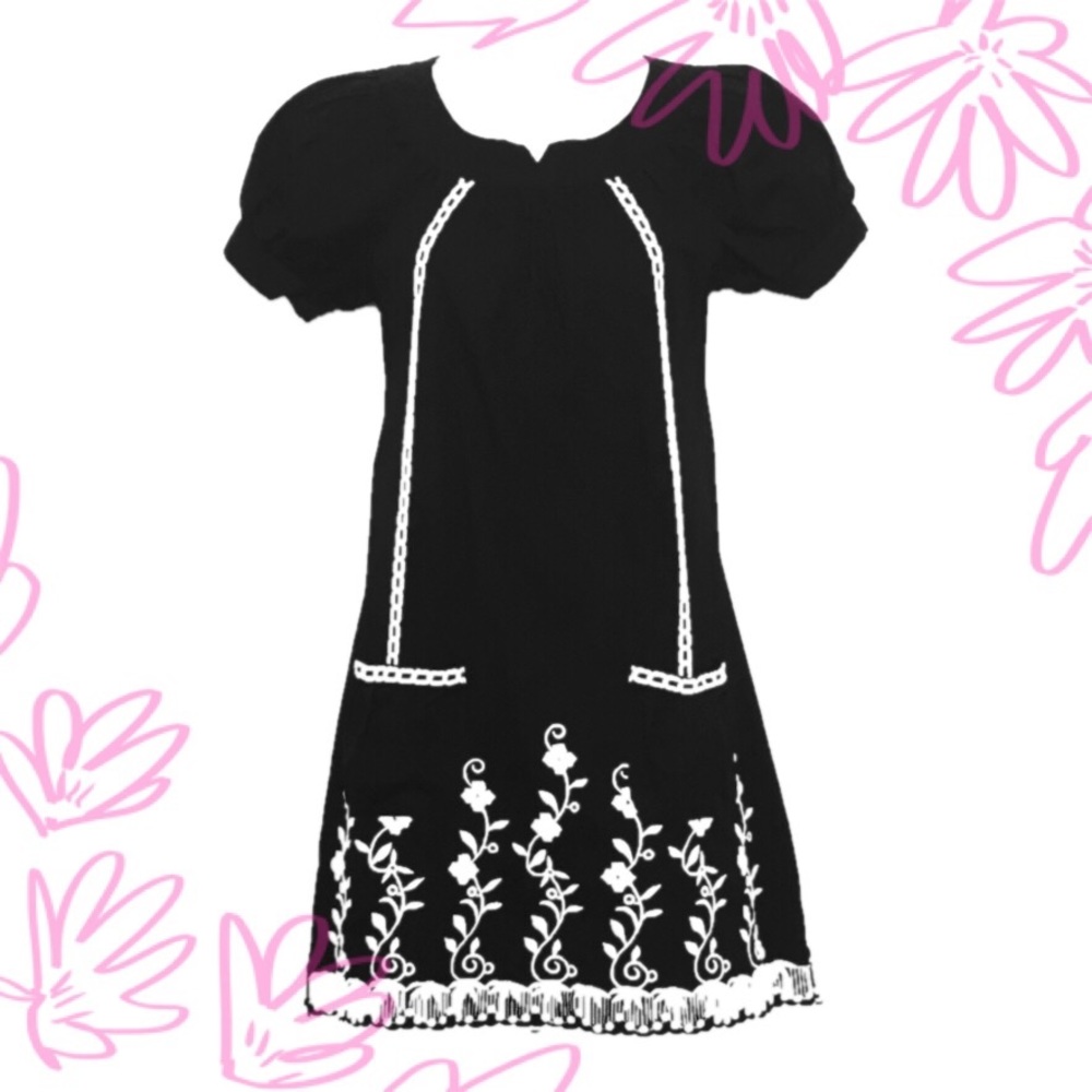 Casual, embroidered little black dress 💋