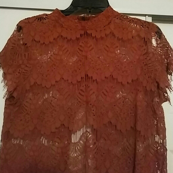 Tops - Beautiful lace crop top gold zipper in the back💗