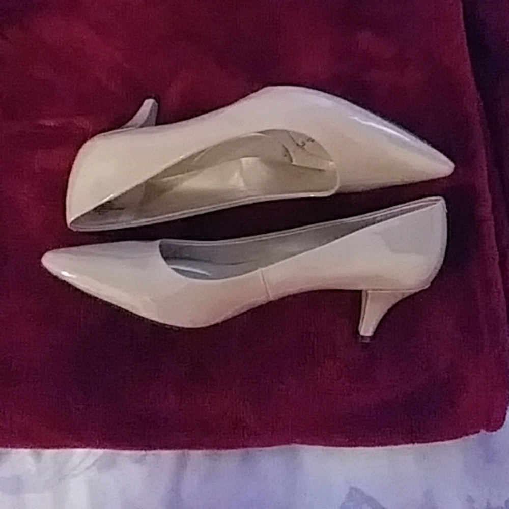 Pointed toe pumps