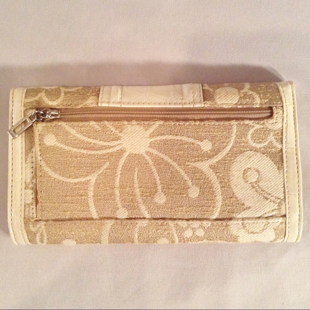 GUESS Wallet - Picture 2 of 3
