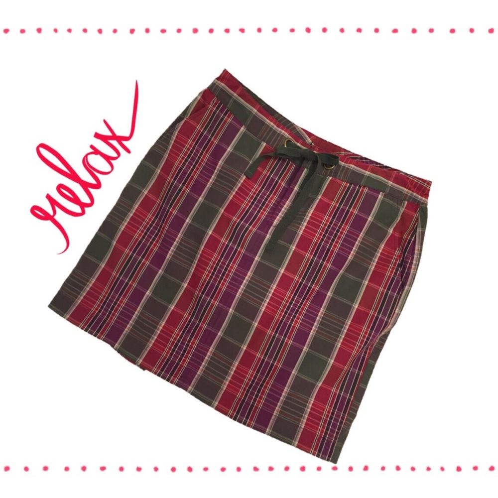 Adorable 😎! Casual skirt with front pockets.