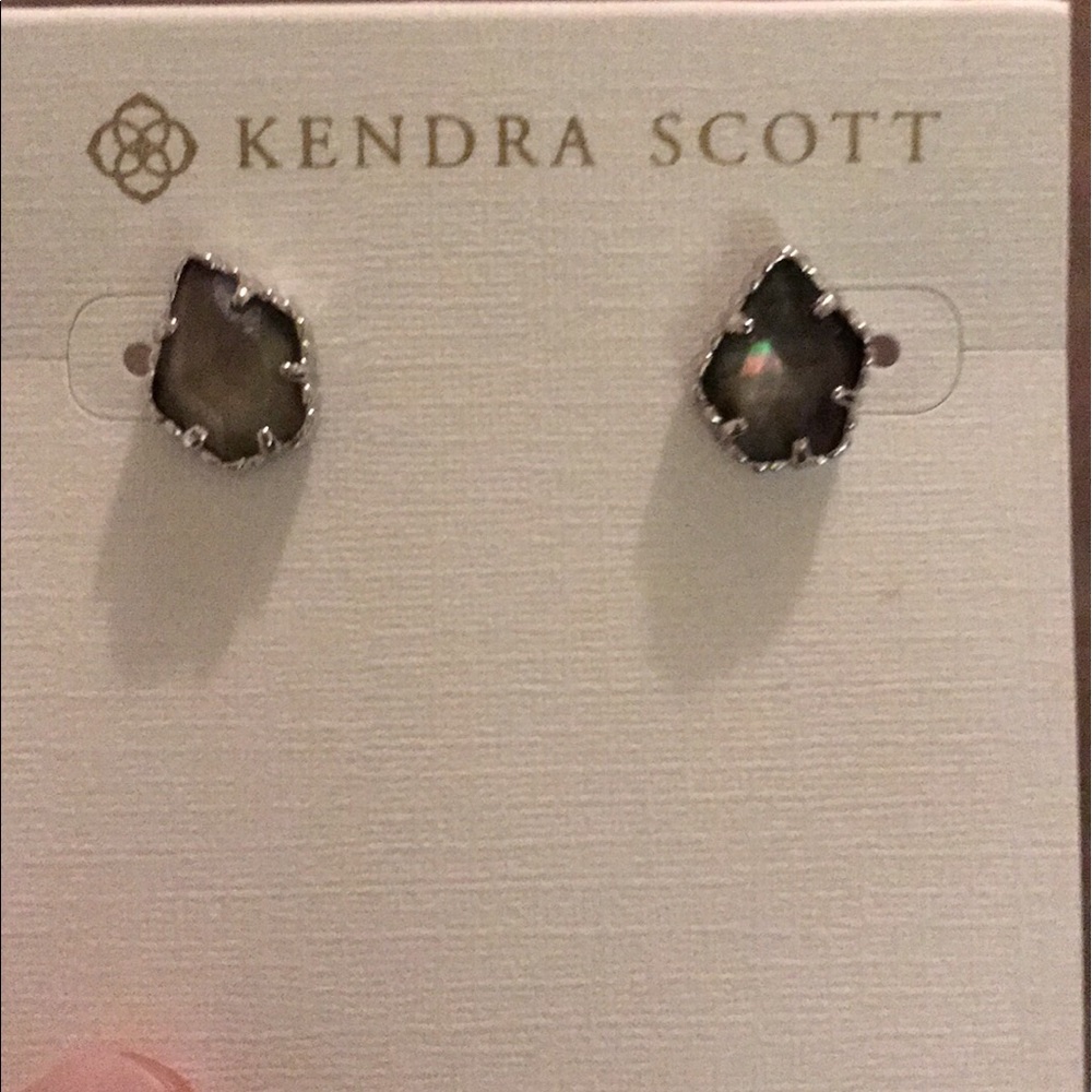 Kendra Scott necklace and earrings