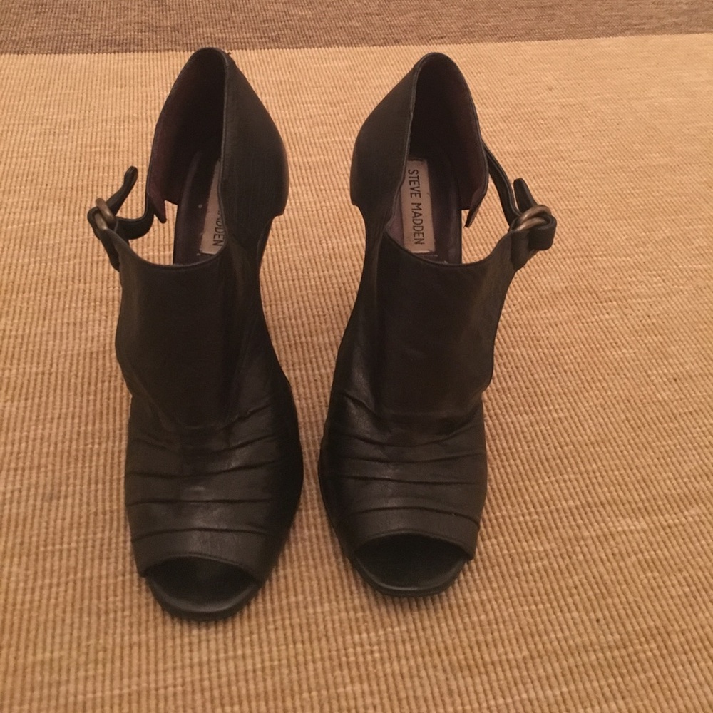 Steve Madden Leather Cut Out Heels