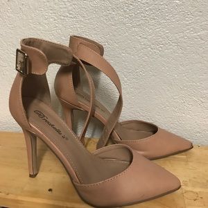 Pointed closed heels