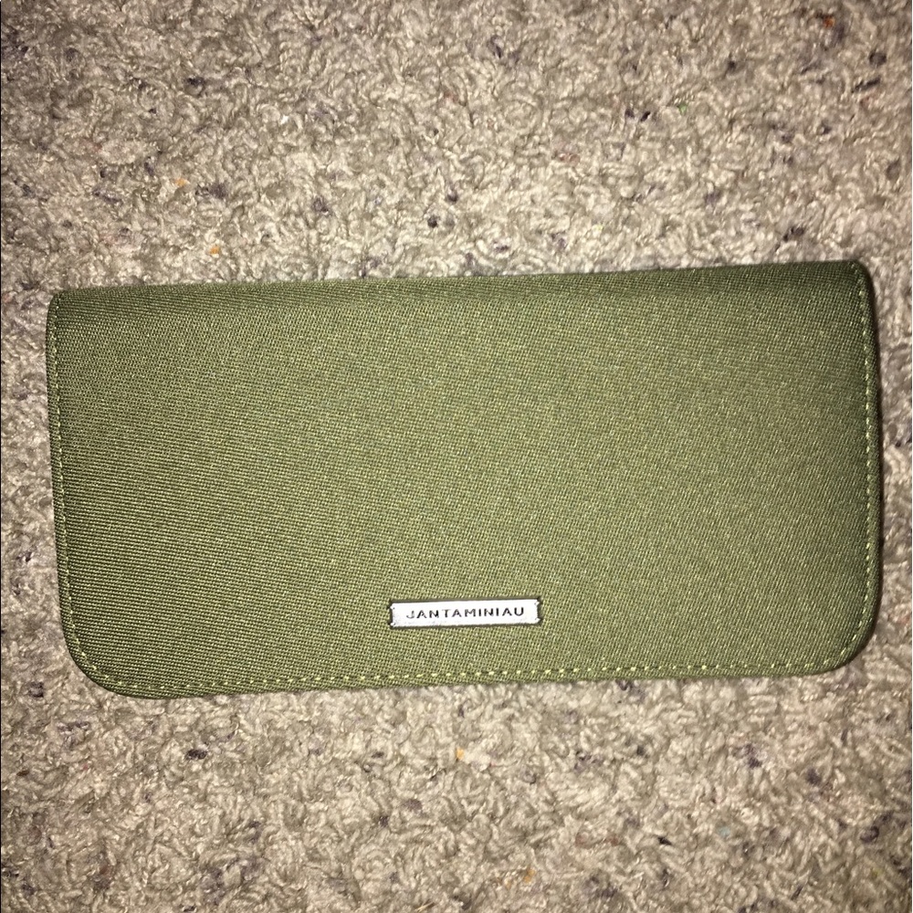 NWOT Jantaminiau army green wallet