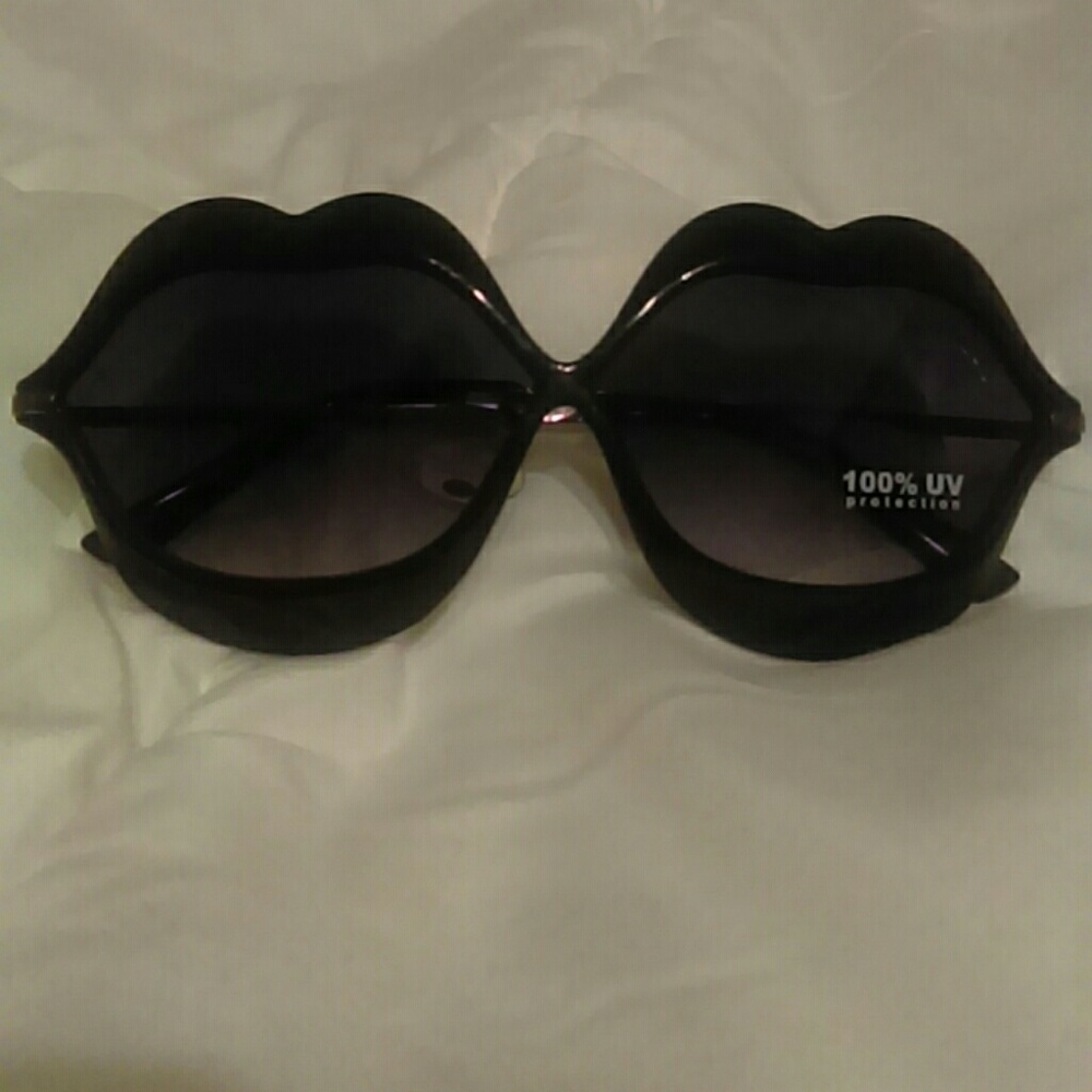 Black Oversized Lips Sunnies