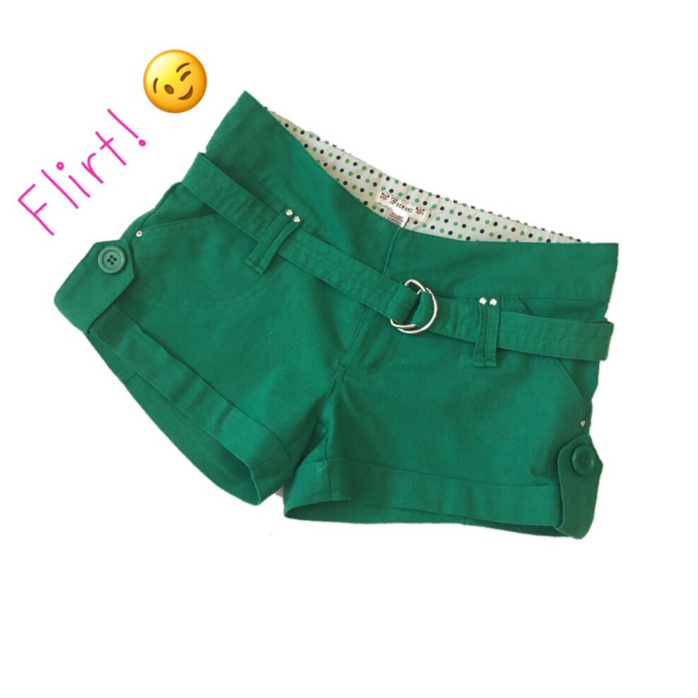 Flirty, linen & cotton blend shorts 💋