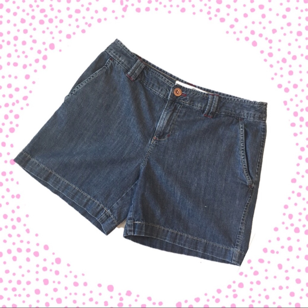 Comfy denim shorts. Perfect for a relaxed day 😎.