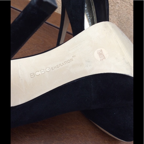BCBGENERATION BLACK HEELS WITH GOLD TOE. NO BOX - Picture 5 of 5