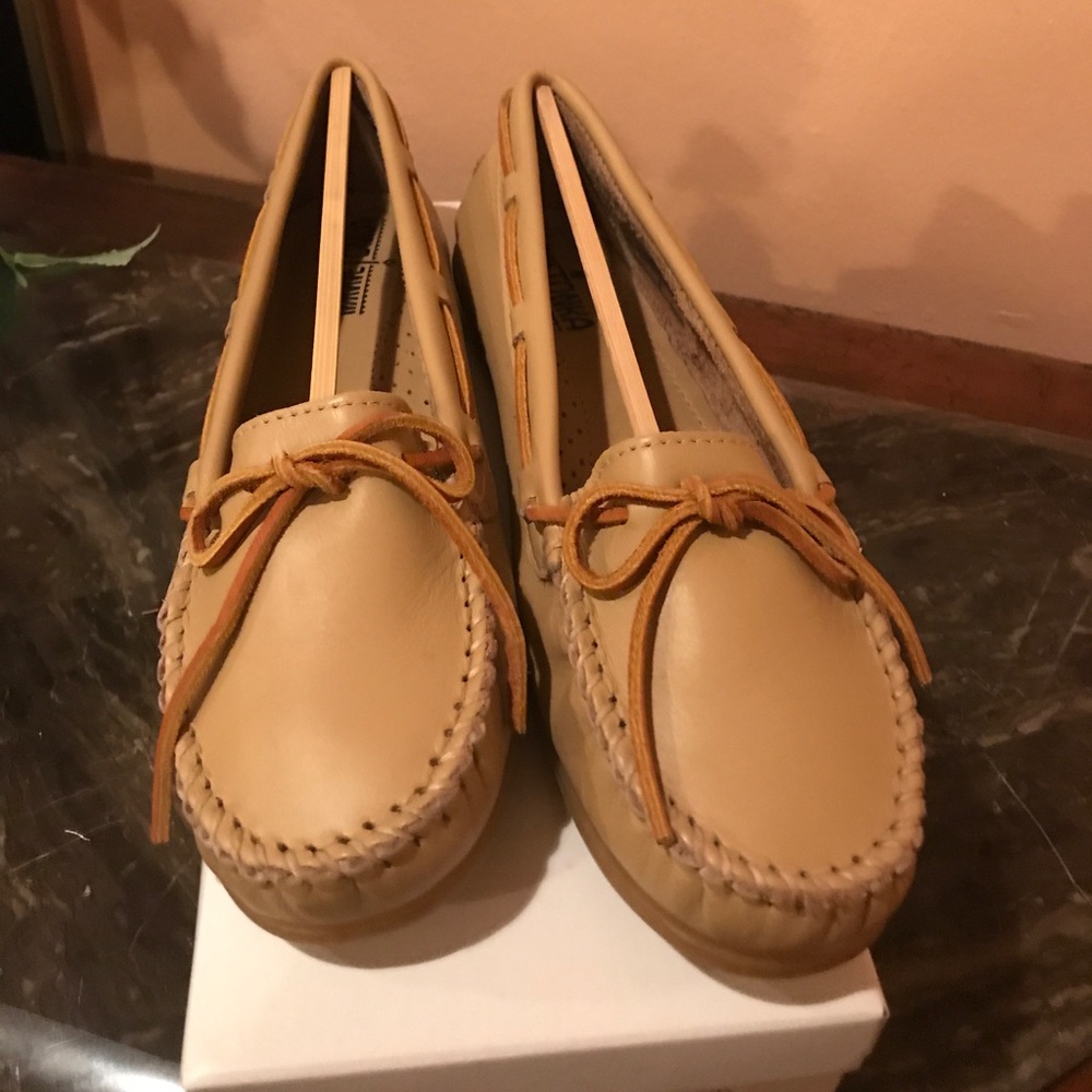 Minnetonka nude leather moccasin