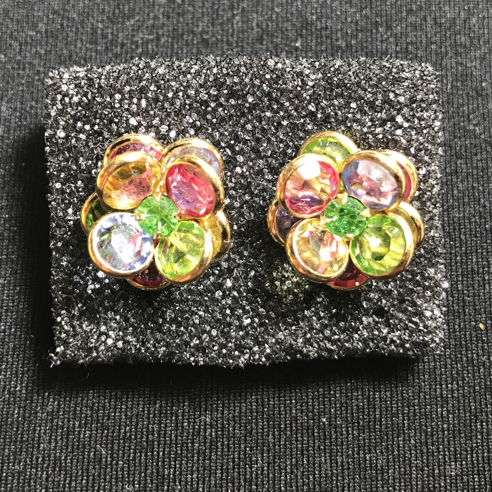 Gold flower 🌺 stud earrings