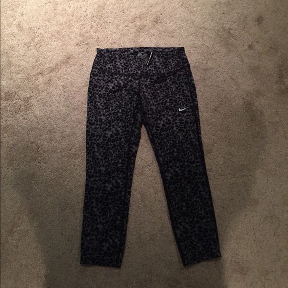 SALE~Nike dri fit cropped leggings~ - Picture 1 of 1