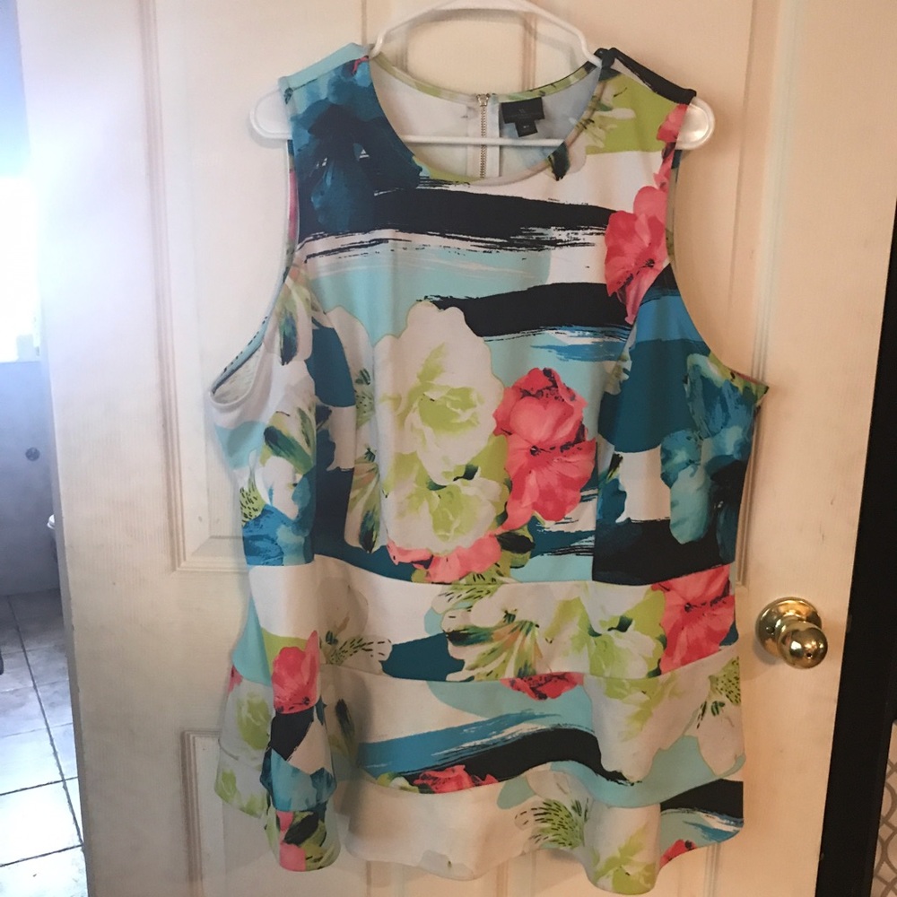 Adorable tiered floral scuba tank
