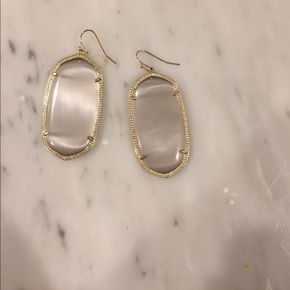 Kendra Scott necklace