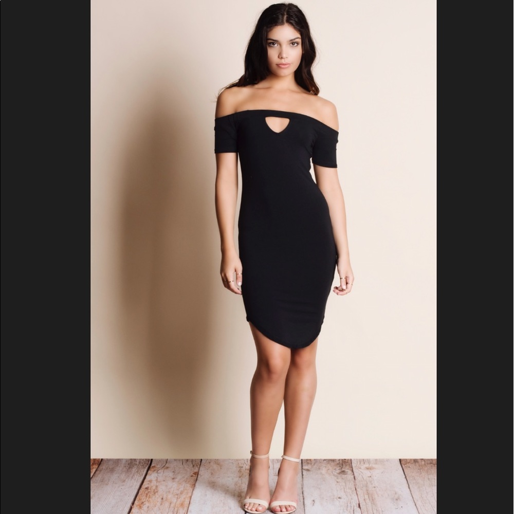 🌻HOST PICK🌻OFF THE SHOULDER KEYHOLE DRESS