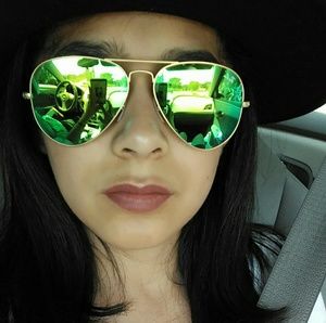 Meet your Posher, Estefania