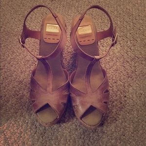 Kanna comfortable t-strap brown wedges