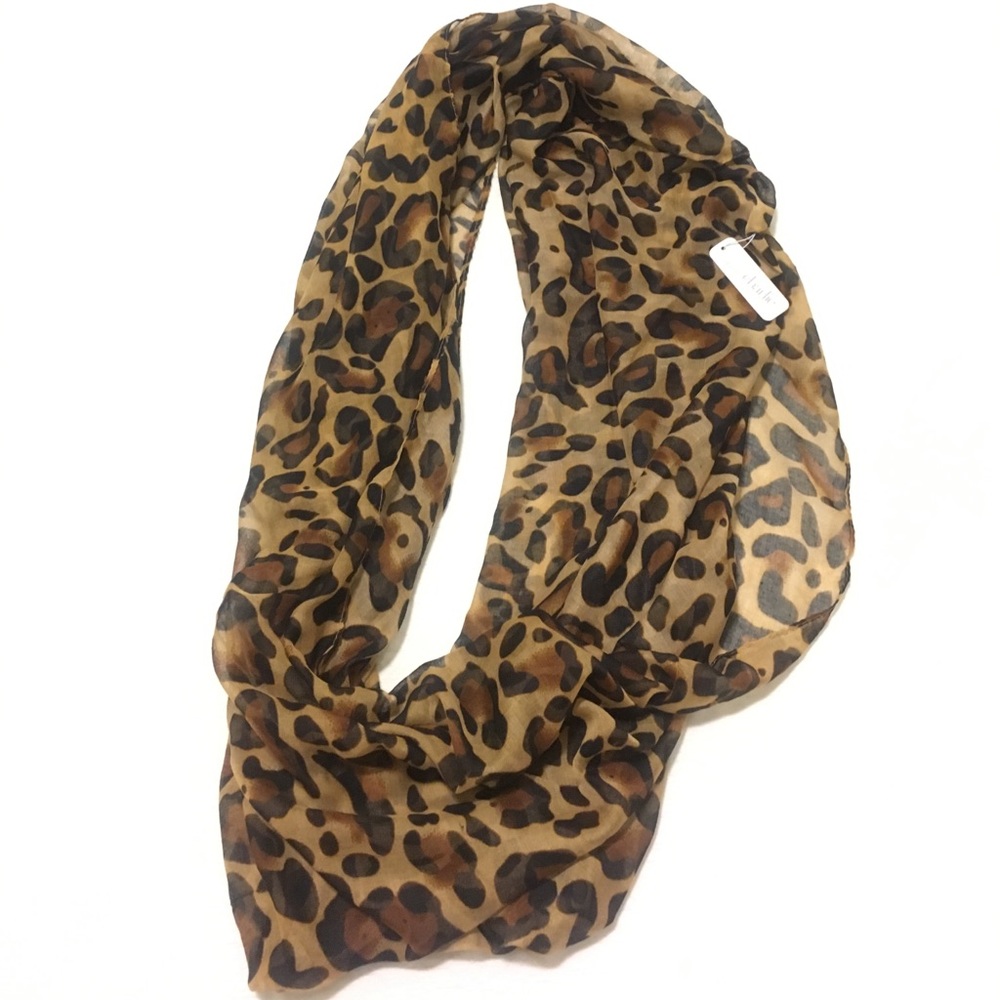 Adorable Lightweight Leopard Infinity Scarf