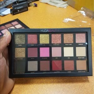 Huda gold edition eye shadow palette