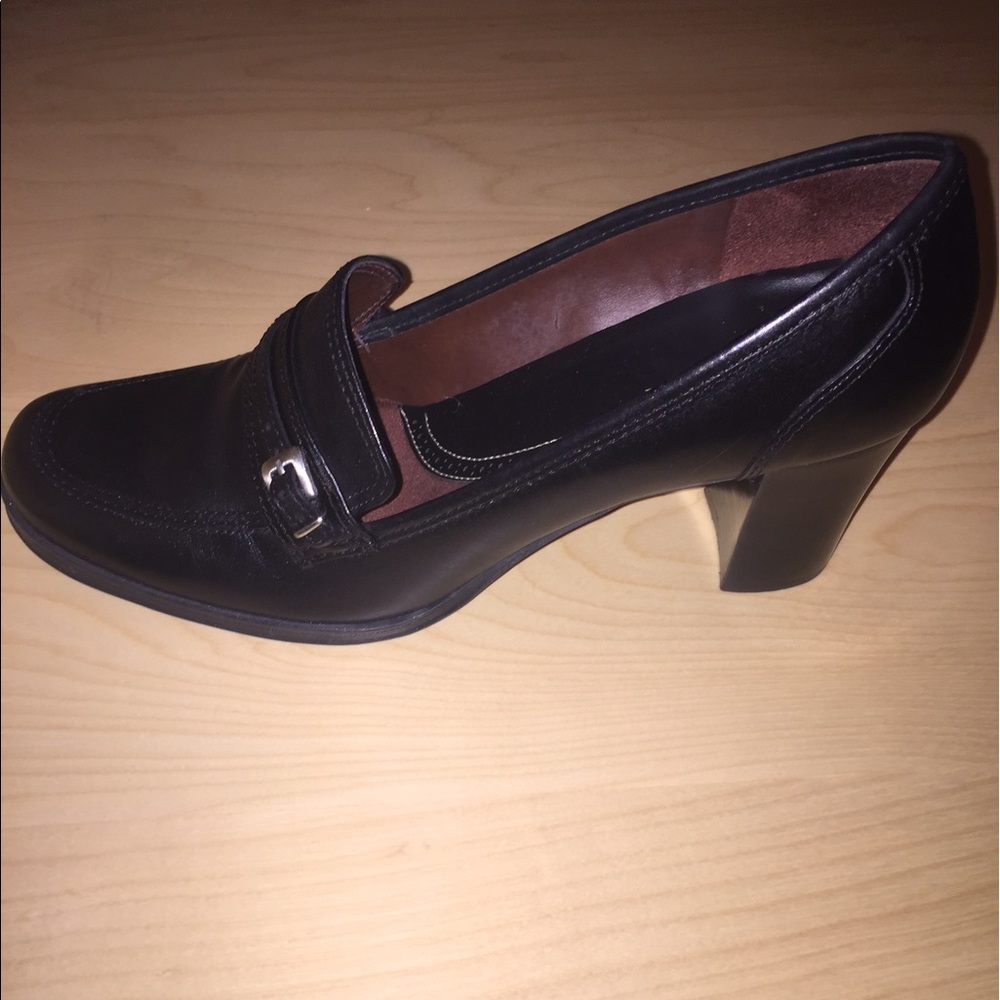 Brand new: Size 10W Black Leather Heels