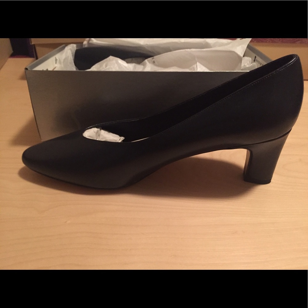 Brand new size 11 Navy leather pumps