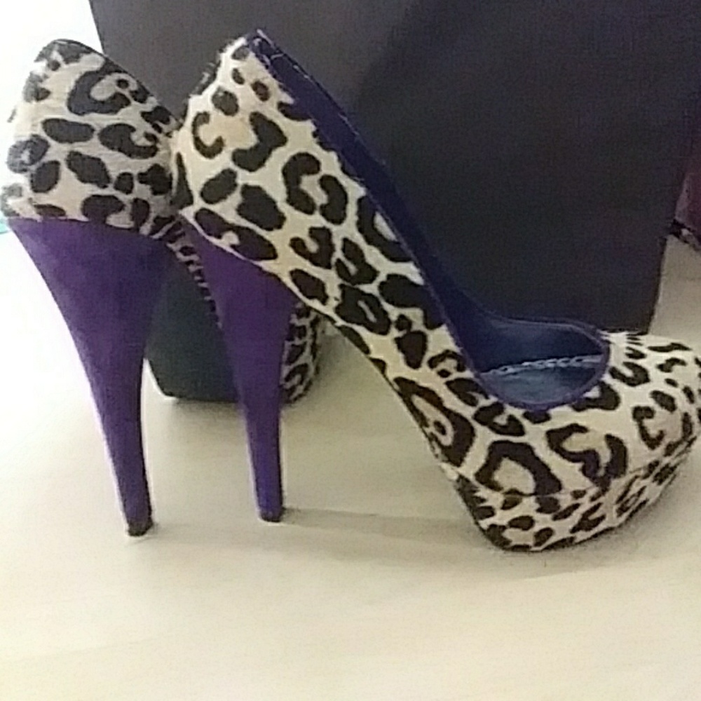 💥💥BEBE - CHEETAH PLATFORM PURPLE HEELS