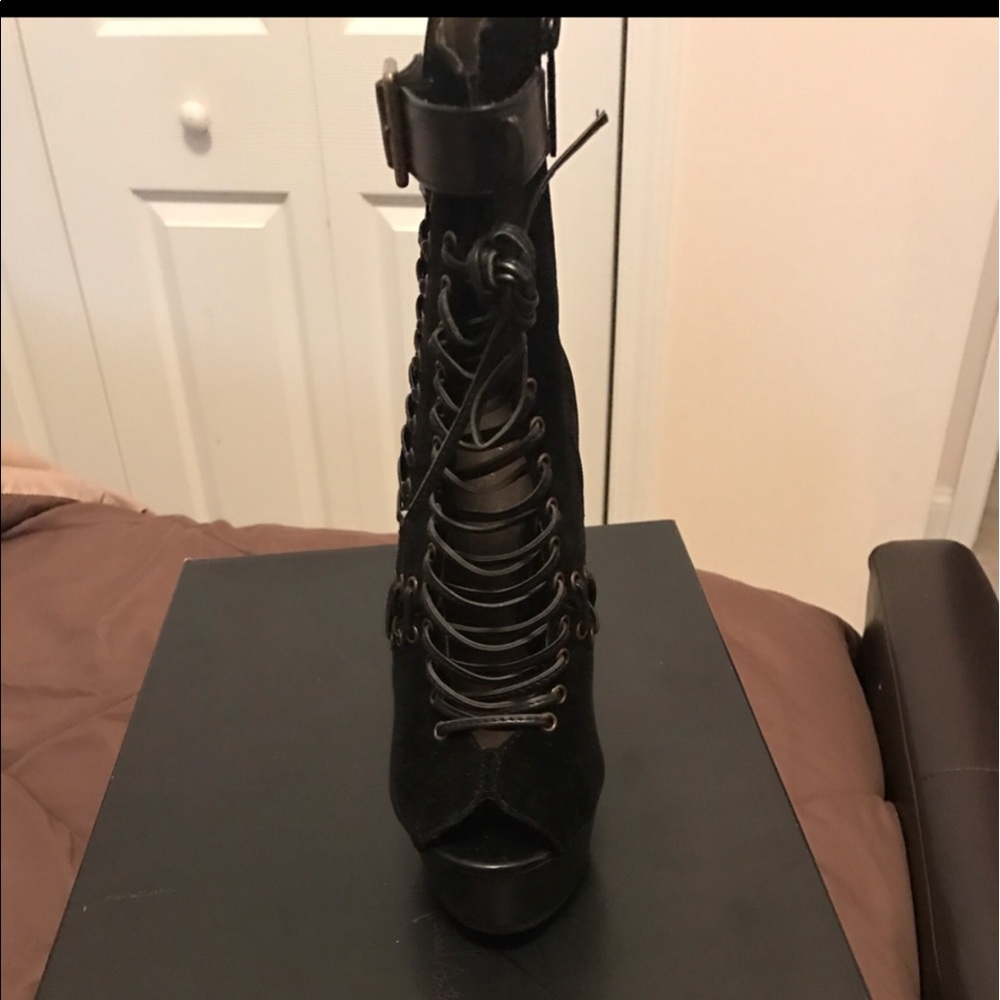 Shoes - Picture 3 of 4