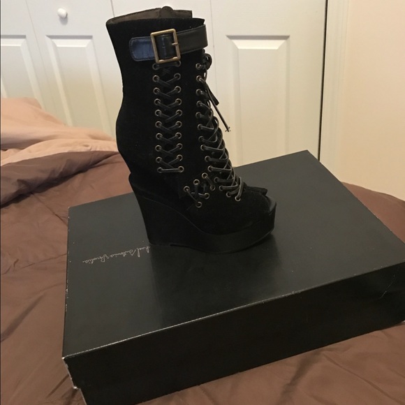 Shoes - Picture 1 of 4