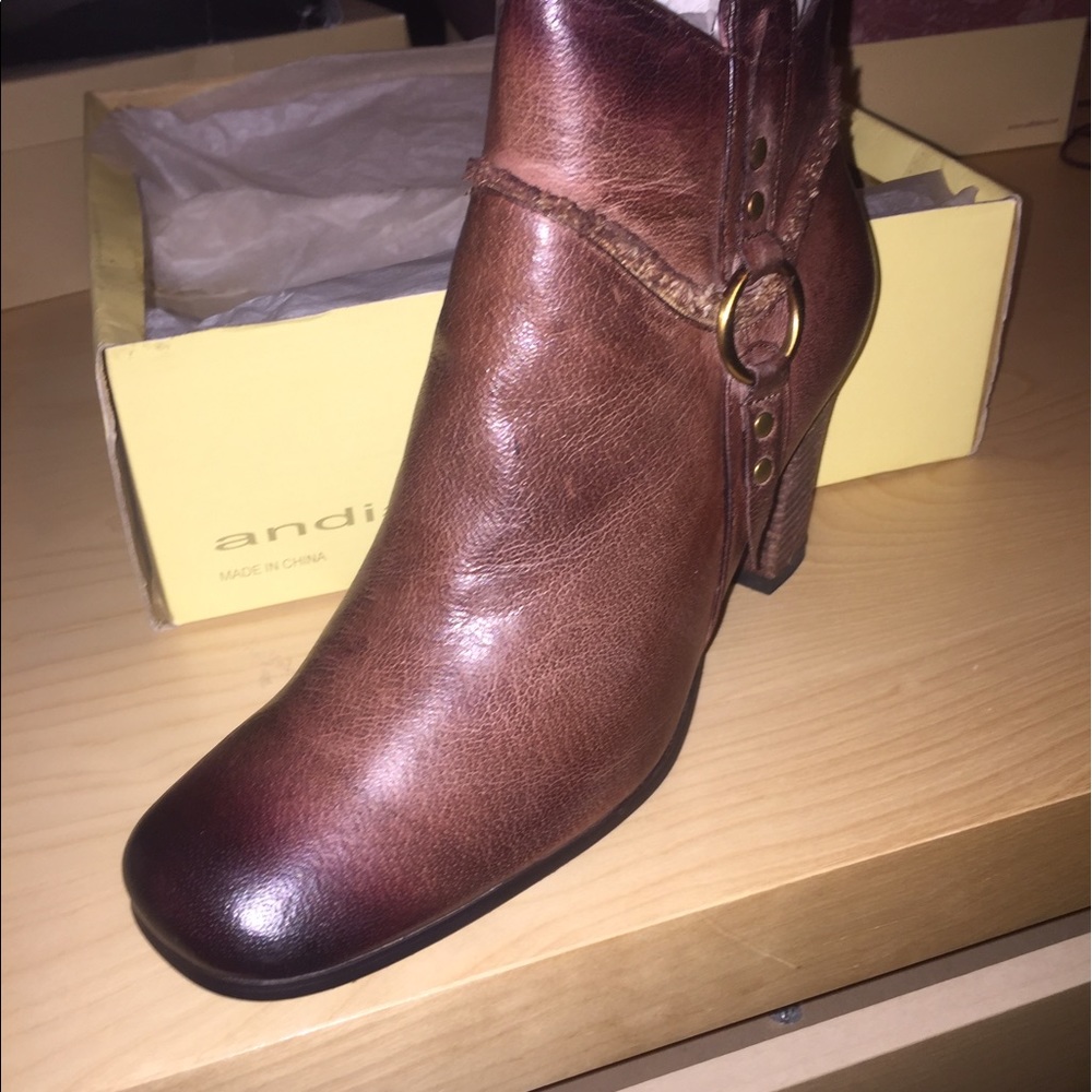 Brand new size 10W brown leather booty