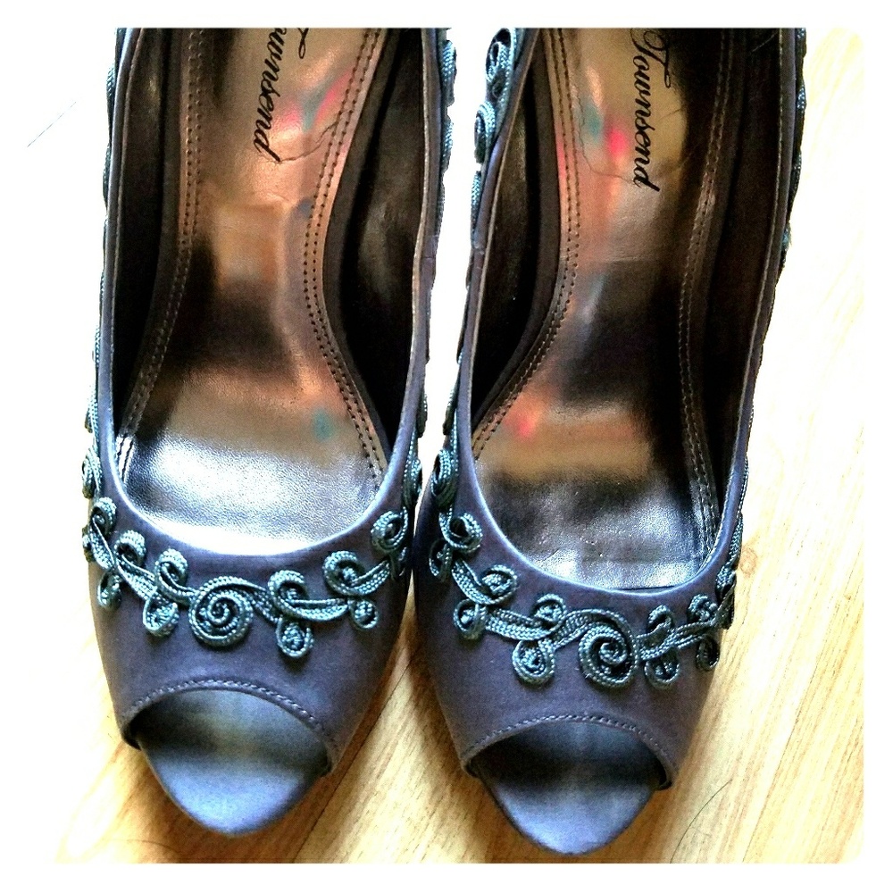 Bluegrey peep toe pumps.