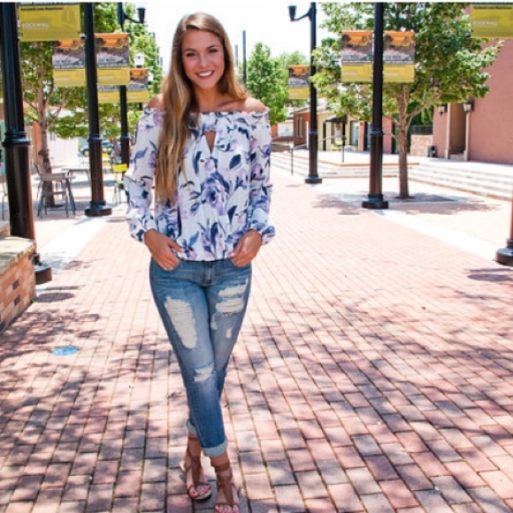 🙌SALE🙌Small Lilac floral off Shoulder top - Picture 4 of 7