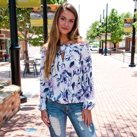 🙌SALE🙌Small Lilac floral off Shoulder top - Picture 6 of 7