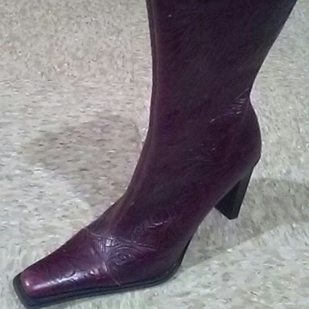 Steve Madden Brisa Burgundy Leather Embossed Boots