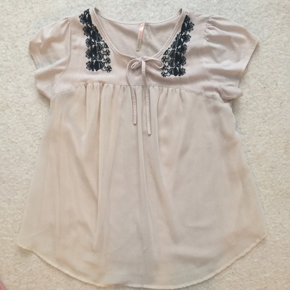 elegant cream blouse - Picture 2 of 3