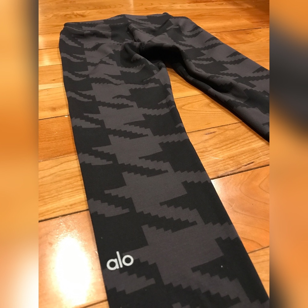 Alo Leggings - size 2 - like new!