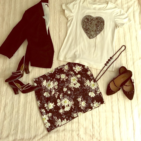 🖤🌼Comfy Daisy Mini Skirt🌼🖤 - Picture 1 of 4