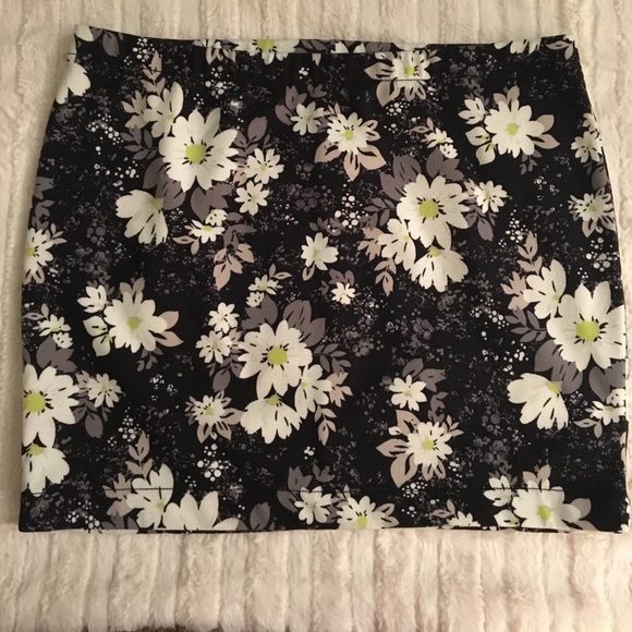 🖤🌼Comfy Daisy Mini Skirt🌼🖤 - Picture 2 of 4