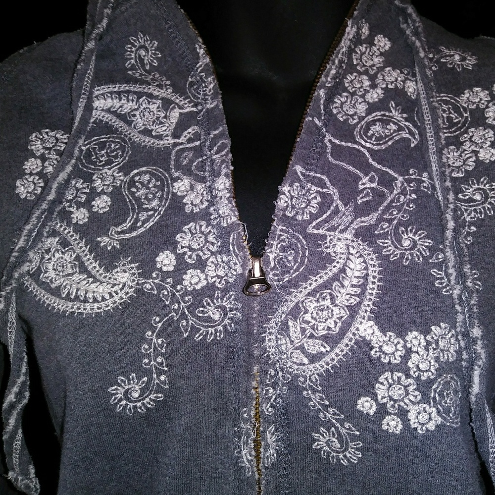 Bailey's Point Juniors grey hoodie - size M (7-9)