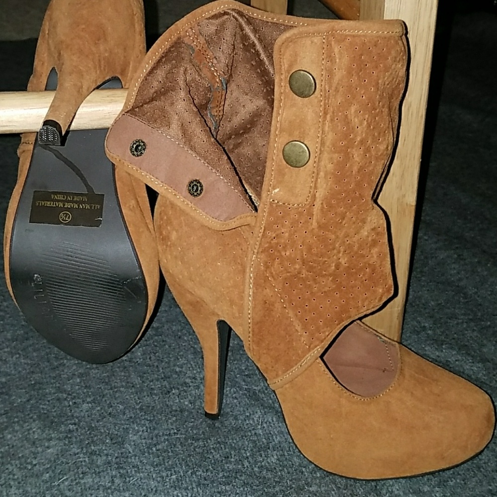 Never been worn heel cuff boots