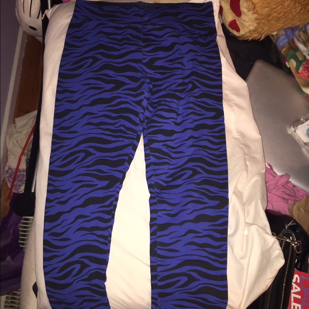 BLUE ZEBRA CAPRI LEGGINGGS😍