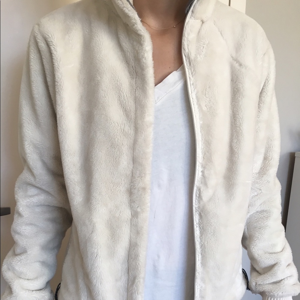 Mountain hard wear white fleece jacket
