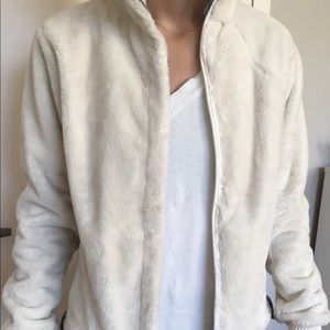 Mountain hard wear white fleece jacket