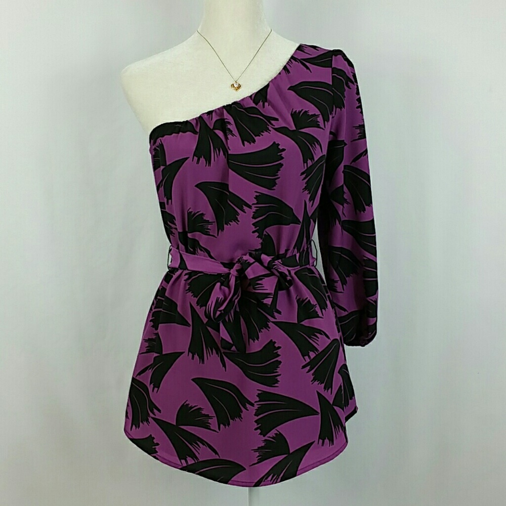 💥20% off all bundles💥 Off the shoulder Guess top