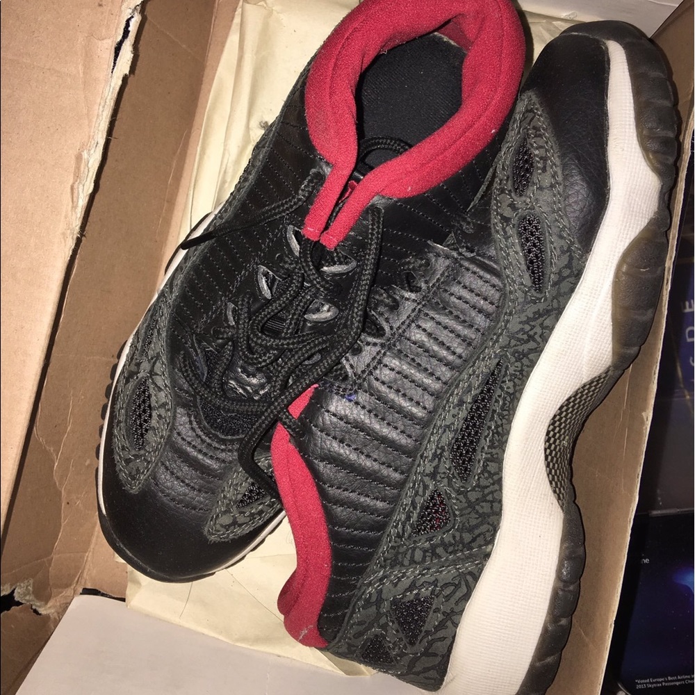 Air Jordan 11s , bred elephant prints size 4