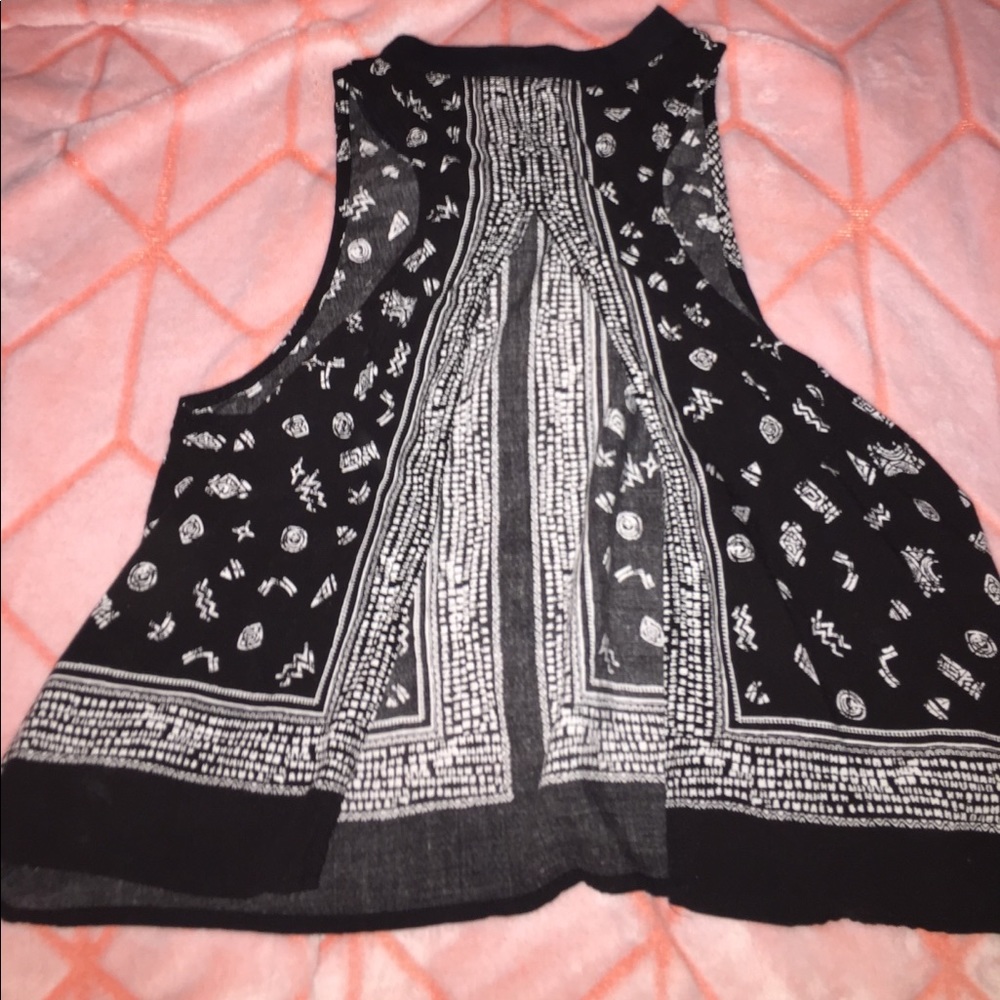 Open-Back Patterned Crop - Picture 2 of 3