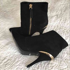 Guess booties size 6.5M