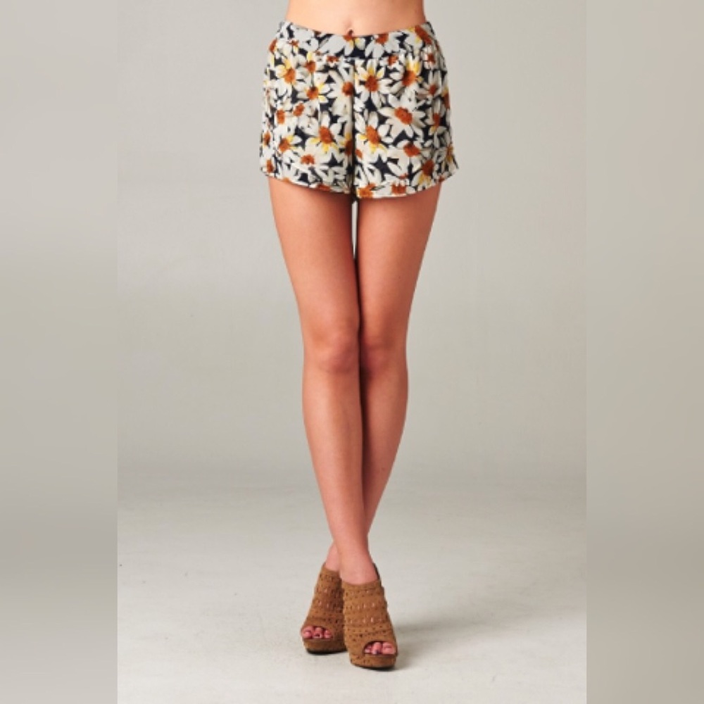 🌼Daisy Dreaming Shorts NEW