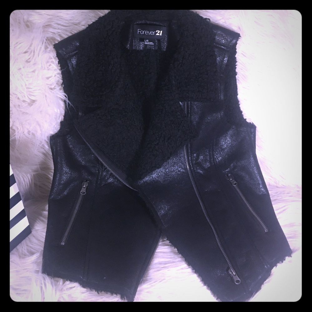 🔥Forever 21 leather vest with shearling lining🔥